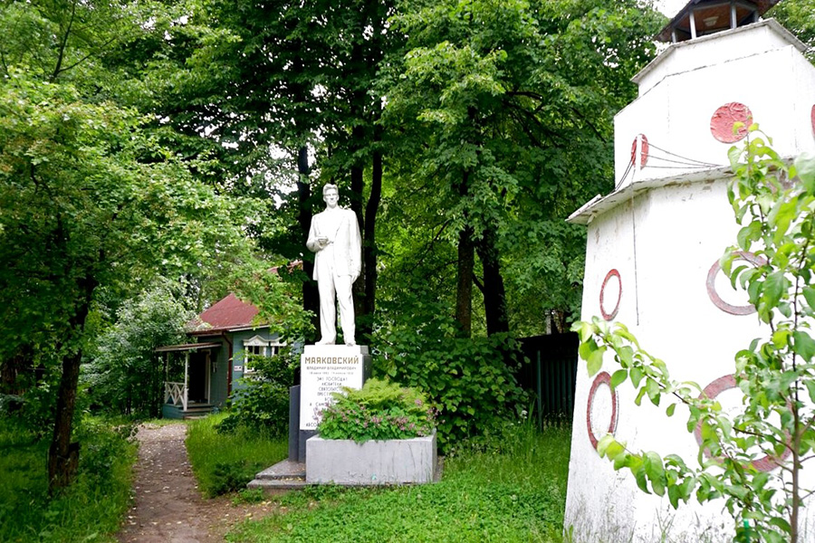 Акулова Гора в Пушкино Московской области - Дача-музей В.В. Маяковского, памятник писателю